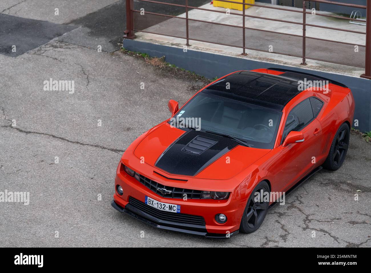 Nancy, France - vue sur une Chevrolet Camaro orange garée dans une rue. Banque D'Images