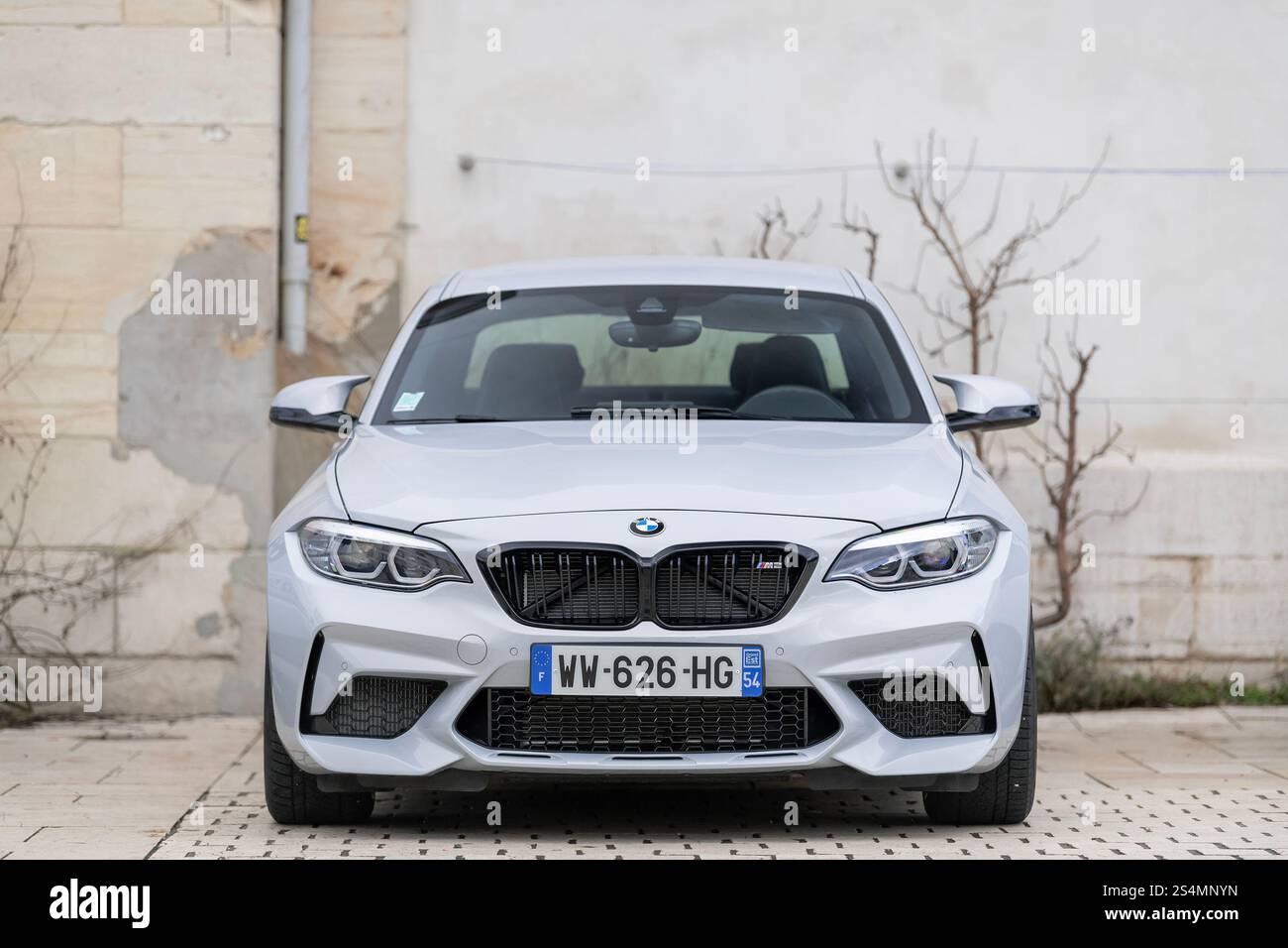 Nancy, France - vue sur une compétition BMW M2 blanche garée dans une rue. Banque D'Images