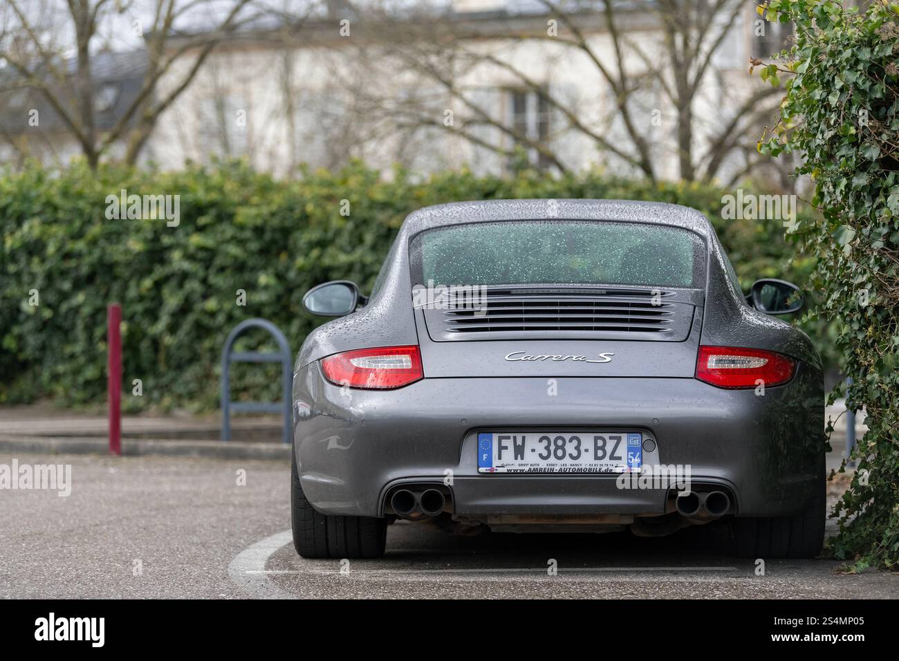 Nancy, France - vue sur une Porsche 997 Carrera S grise garée sur un parking. Banque D'Images