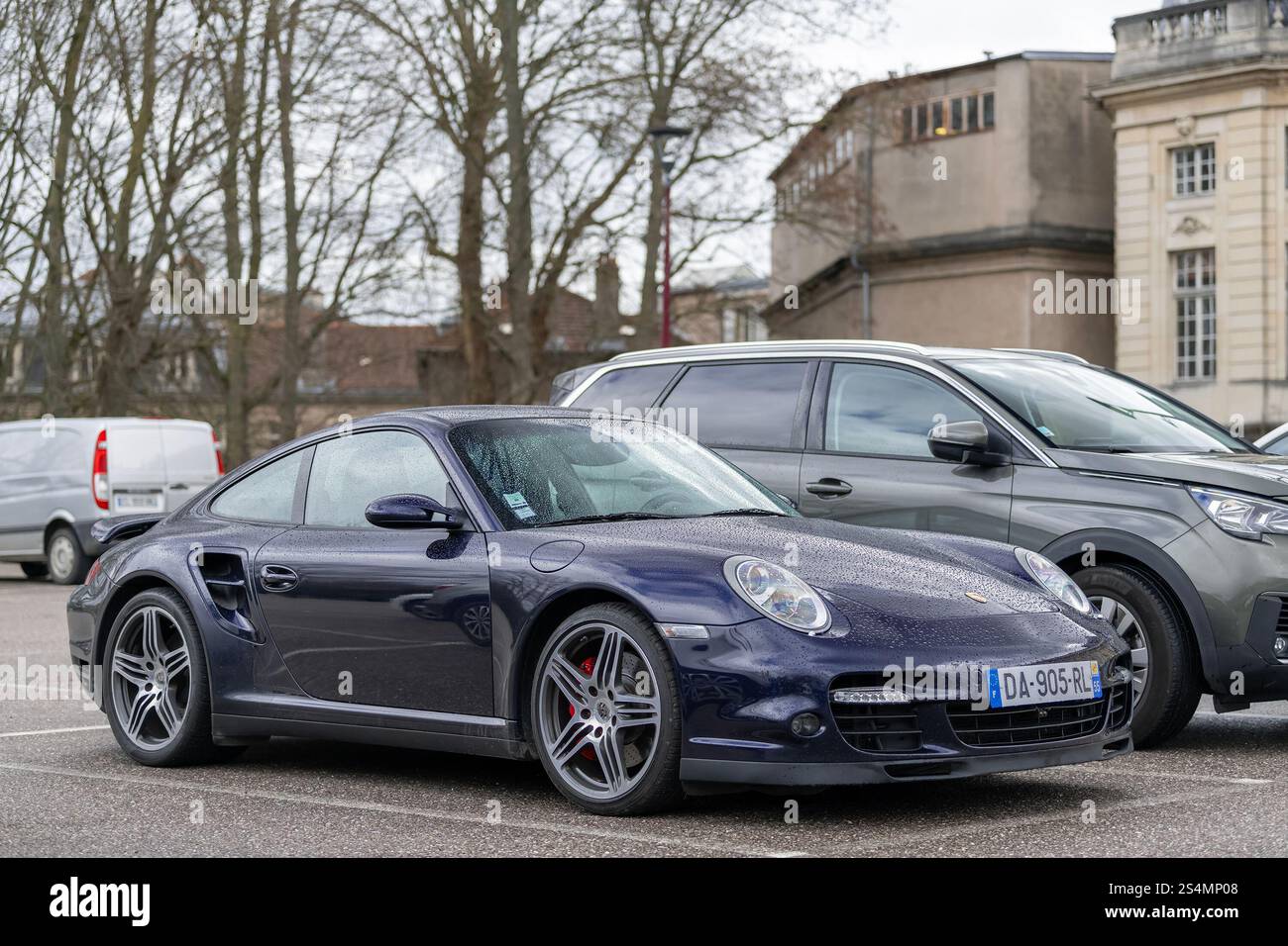 Nancy, France - vue sur une Porsche 997 Turbo bleue garée sur un parking. Banque D'Images
