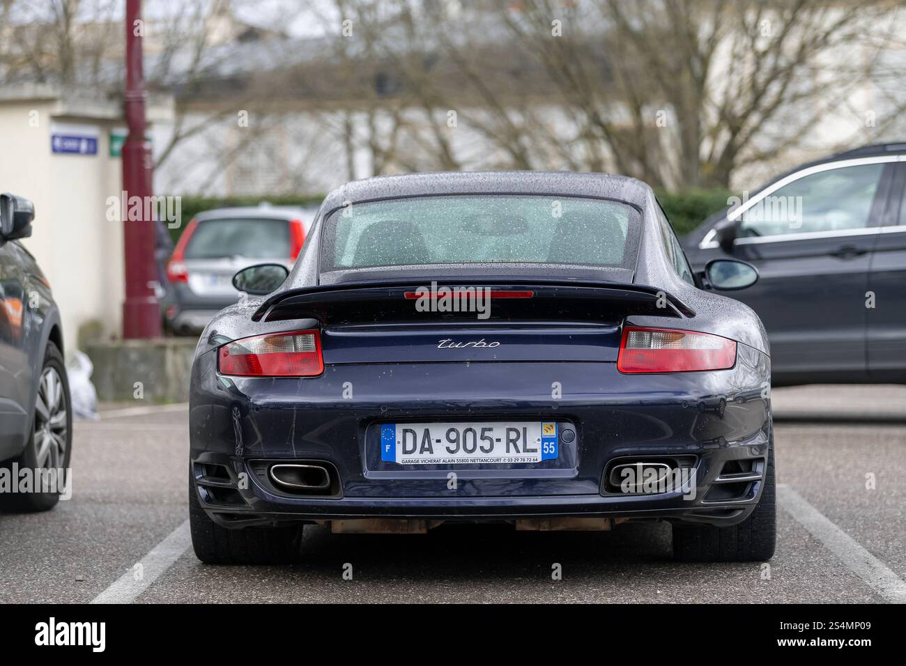 Nancy, France - vue sur une Porsche 997 Turbo bleue garée sur un parking. Banque D'Images