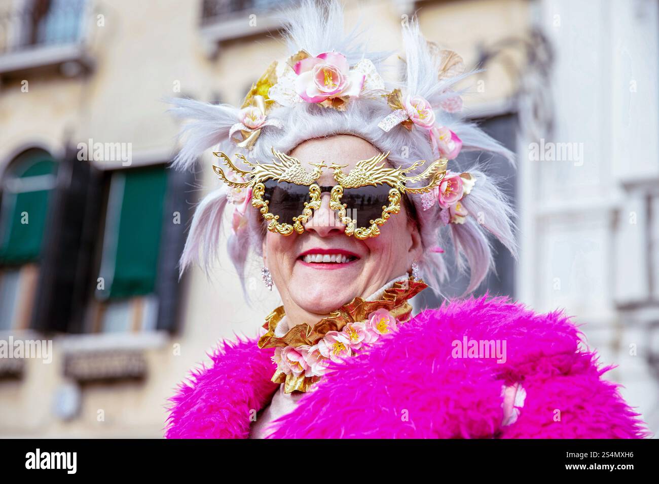 Femme caucasienne âgée en costume coloré avec accesso floral Banque D'Images