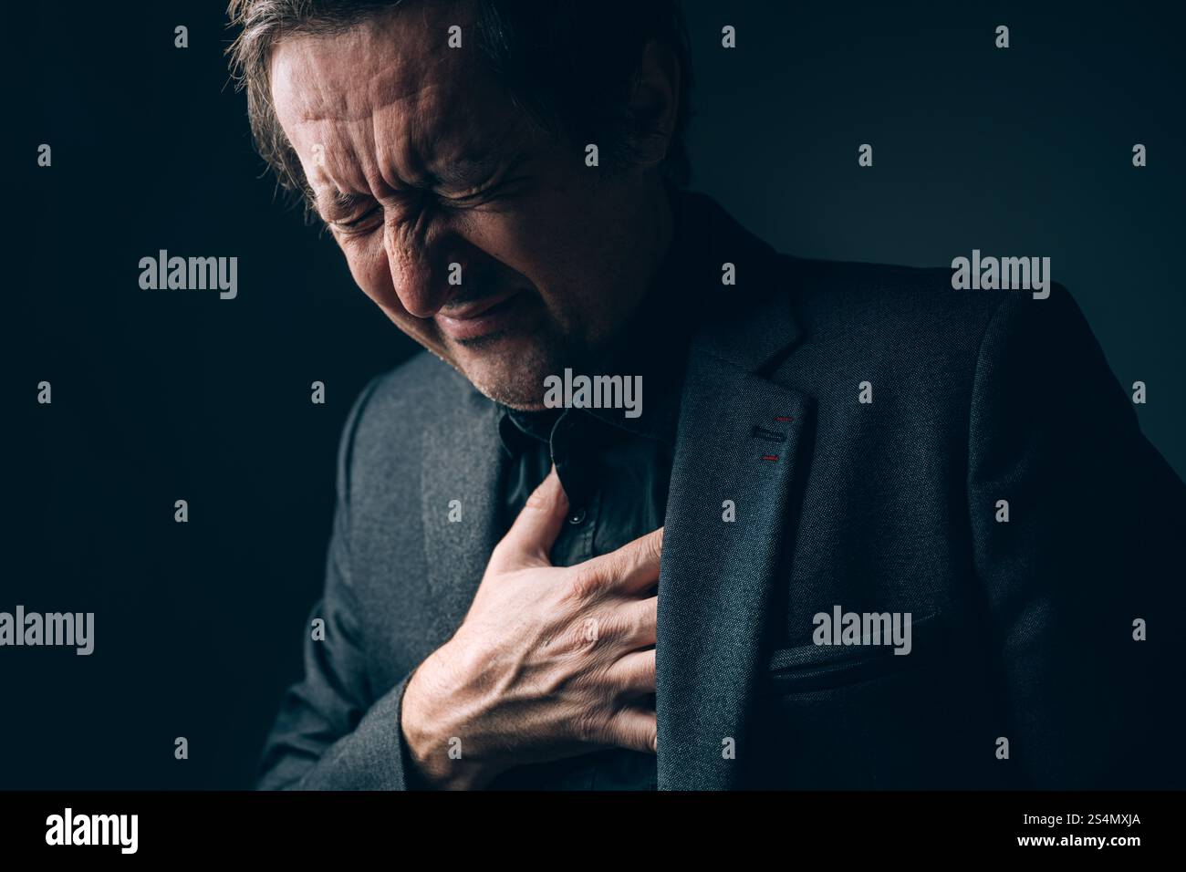 Homme d'affaires anxieux épuisé d'entrepreneur d'affaires ressentant des douleurs à la poitrine, ayant une crise cardiaque, une focalisation sélective Banque D'Images