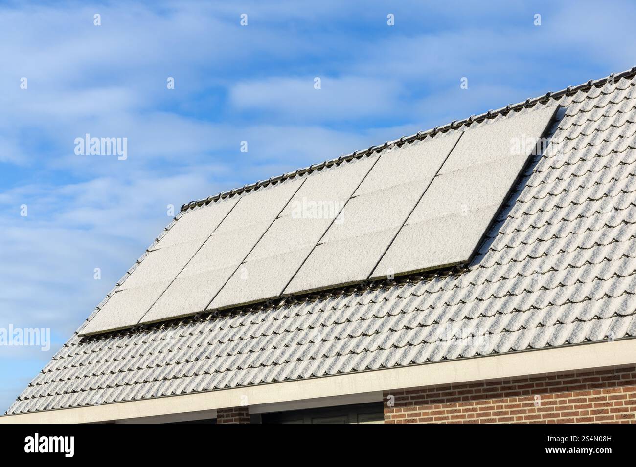 Utrecht, pays-Bas. 19 janvier 2024. Panneaux solaires privés avec de la neige sur une maison familiale bungalow détachée sur le toit en hiver. Banque D'Images