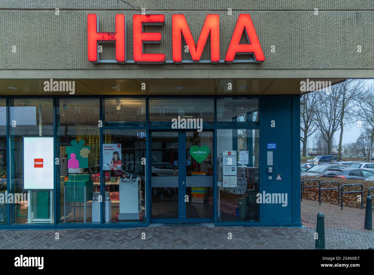 Dordrecht, pays-Bas. 17 décembre 2023. Entrée Hema avec logo illuminé dans la boutique, Hema est une chaîne de magasins de variétés néerlandaise. Banque D'Images Dordrecht, pays-Bas. 17 décembre 2023. Entrée Hema avec logo illuminé dans la boutique, Hema est une chaîne de magasins de variétés néerlandaise. Banque D'Images