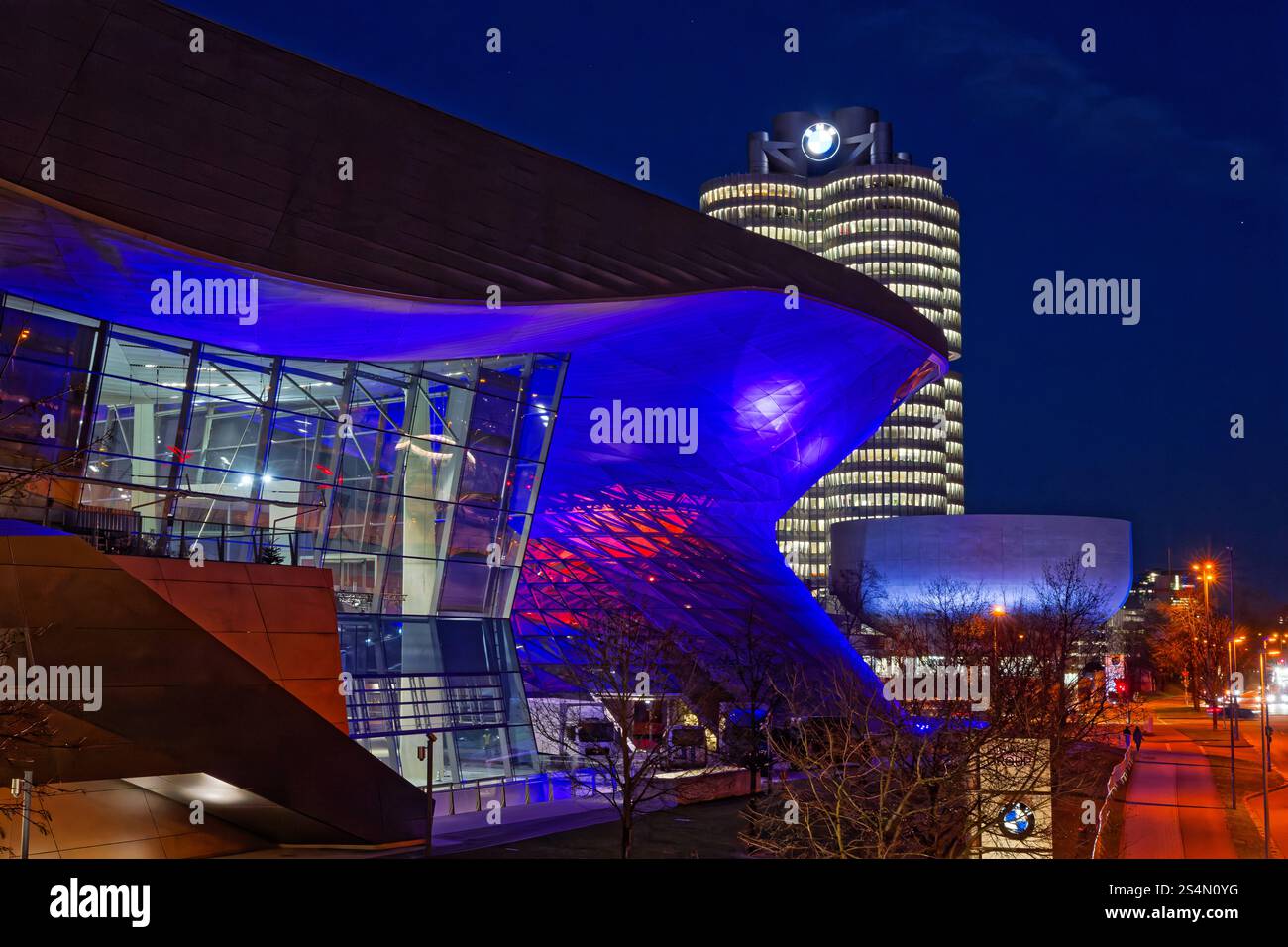 Moderne Architektur BEI Nacht. Die BMW-Welt und der BMW-Turm am Abend. Ausstellungsstätte und Hauptverwaltung des Fahrzeugherstellers BMW in München. München Bayern Deutschland *** architecture moderne la nuit BMW Welt et la tour BMW la nuit Centre d'exposition et siège du constructeur automobile BMW à Munich Munich Bavière Allemagne Copyright : xRolfxPossx Banque D'Images