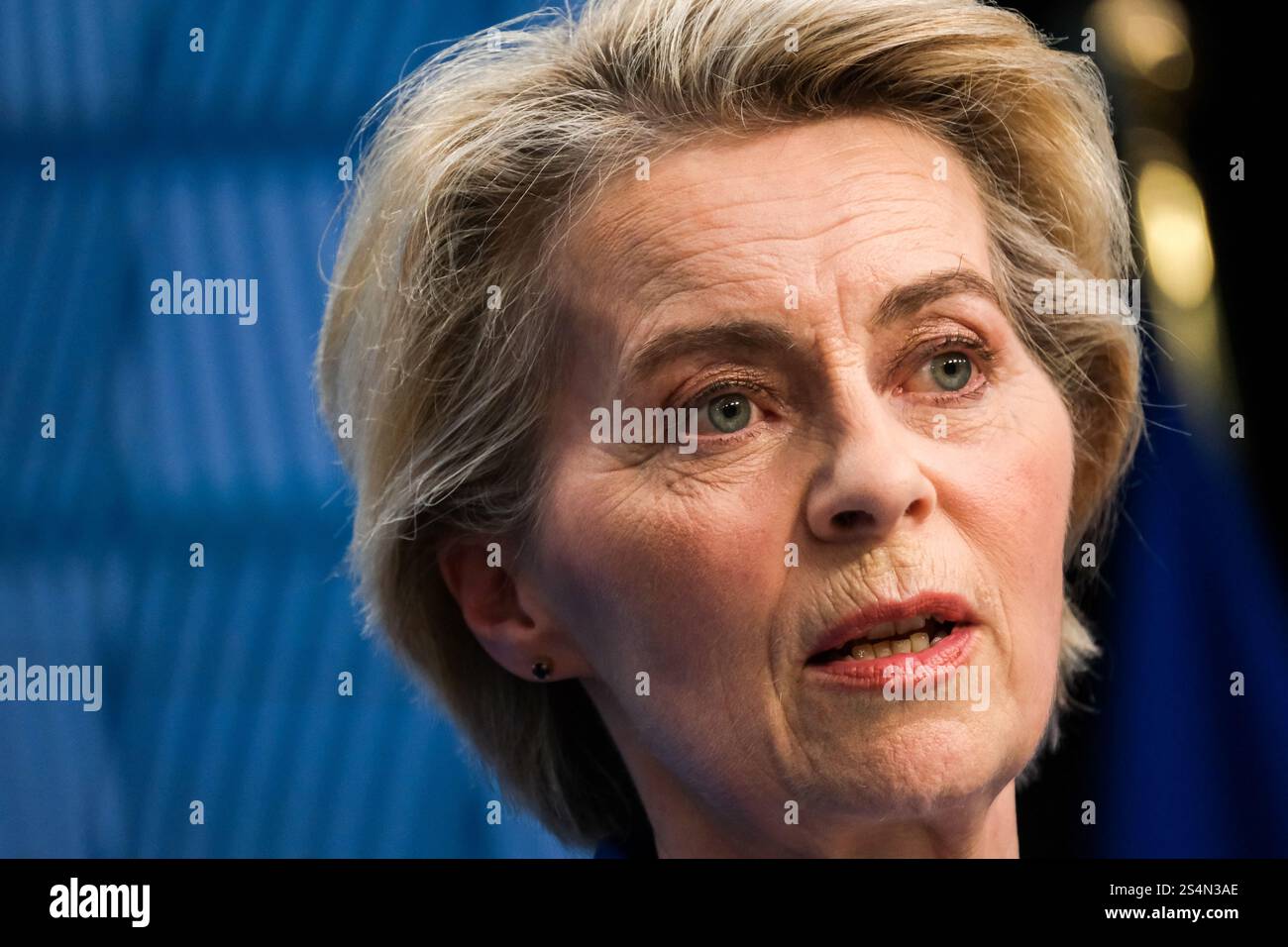 La Présidente de la Commission européenne URSULA VON DER LEYEN lors de la conférence de presse de clôture du sommet des chefs d'État et de gouvernement des Banque D'Images