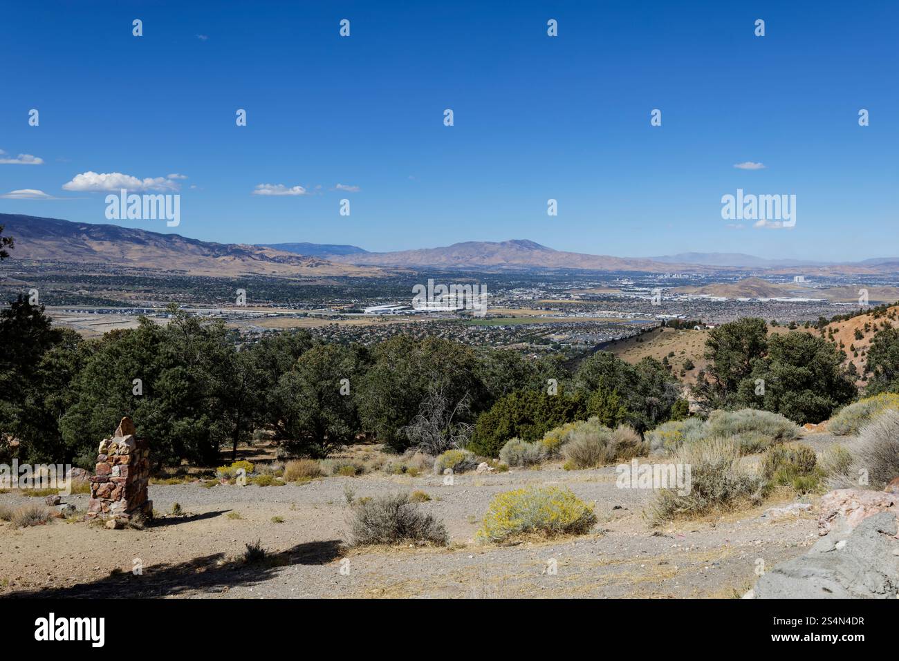 Vue depuis le belvédère panoramique Geiger sur SR341, Geiger Grade Road vers Reno et Sierra Nevada Range en arrière-plan Banque D'Images