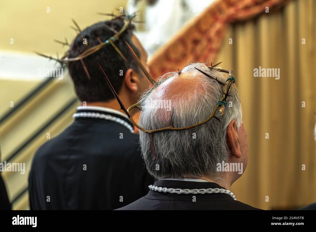 Les fidèles dévots de la Vierge Marie de l'Assomption portent la couronne d'épines pendant les rites de sept ans à Guardia Sanframondi. Benevento, Italie Banque D'Images