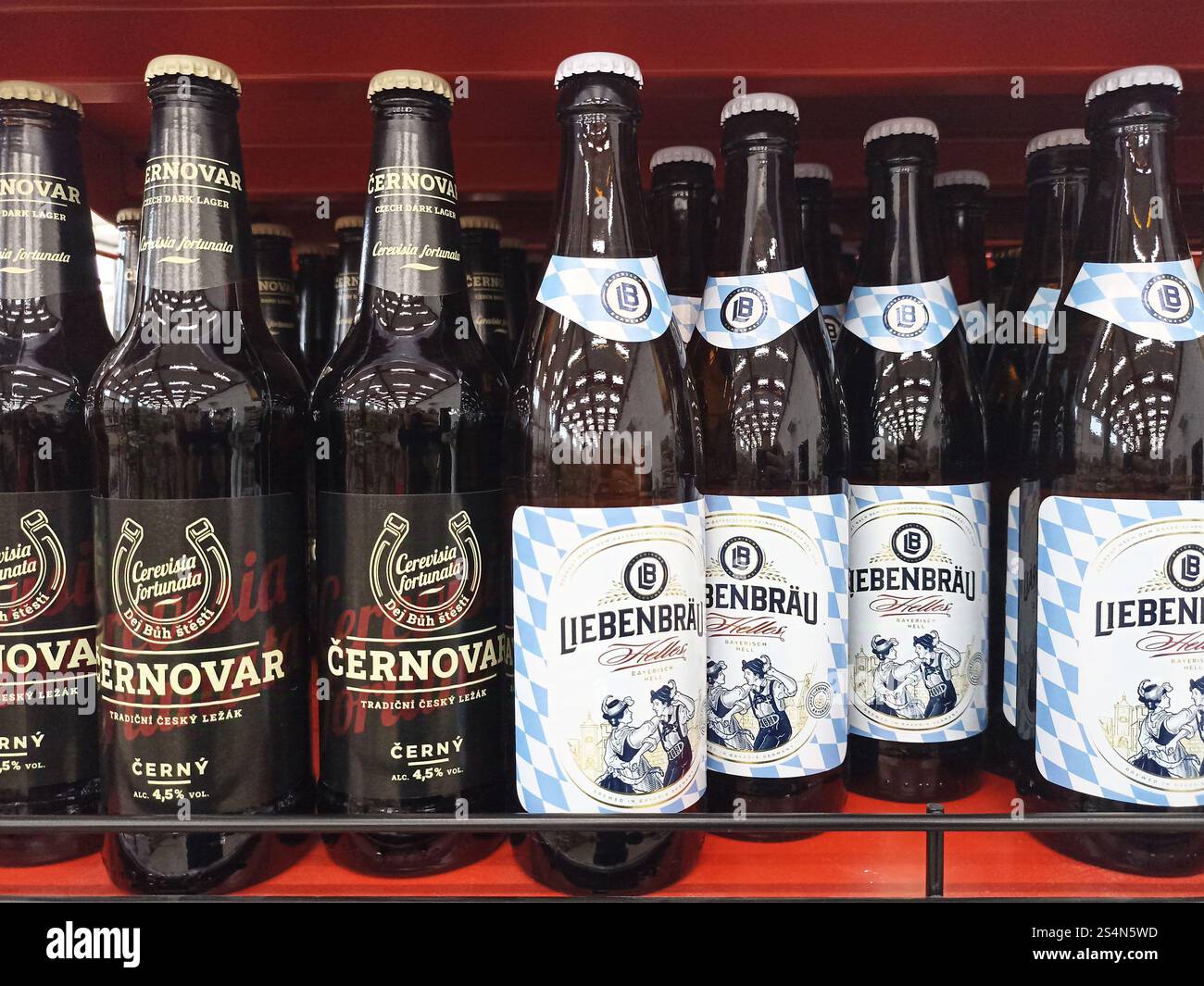 Variété de bouteilles de bière européennes sur l'étagère du magasin. Banque D'Images