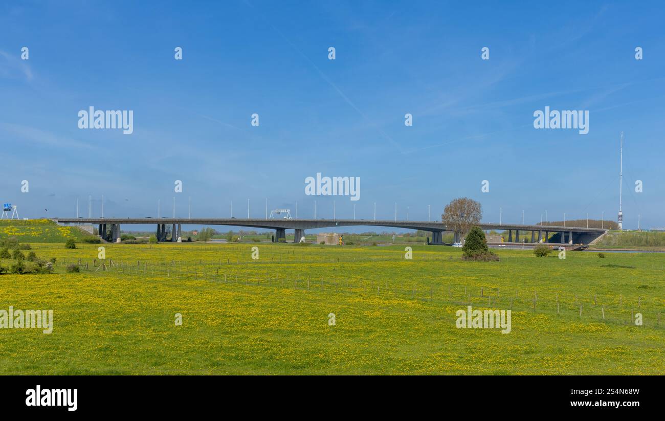Vianen aux pays-Bas. 30 avril 2023. Pontwaard et le pont Jan Blankenbrug avec l'autoroute A2, derrière le pont le Gerbrandytoren savent également Banque D'Images
