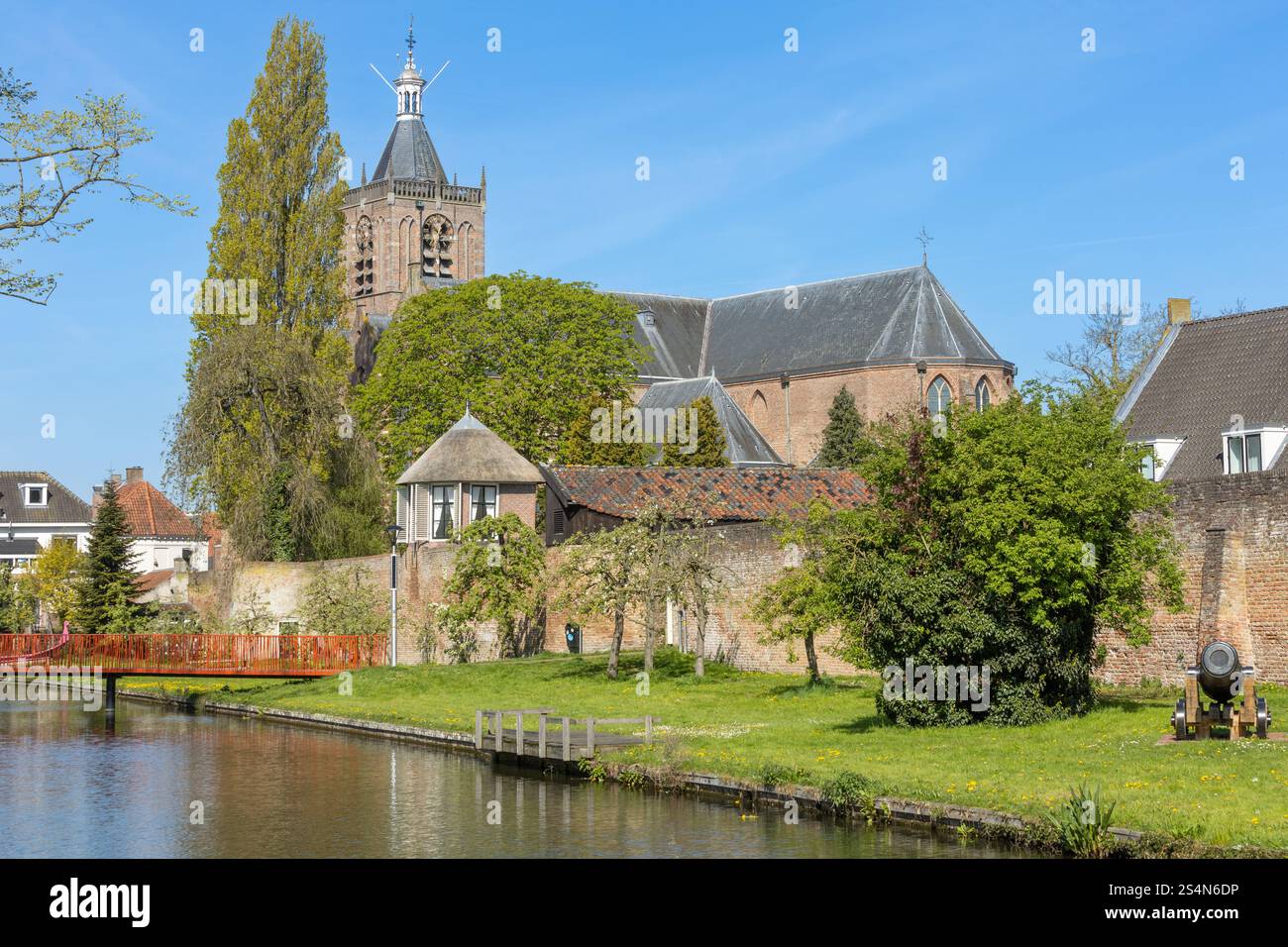 Vianen aux pays-Bas. 30 avril 2023. Paysage urbain de Vianen avec canal, église et remparts de la vieille ville. Vianen est une ville et une ancienne municipalité dans le Banque D'Images