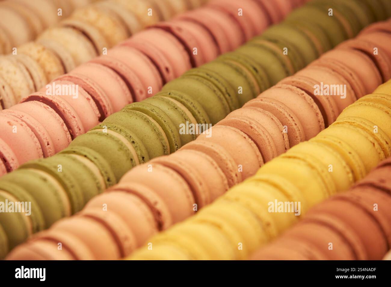 Macarons colorés (macarons français) exposés au bar remarquable « Confiteria la Ideal », Buenos Aires, Argentine. Banque D'Images