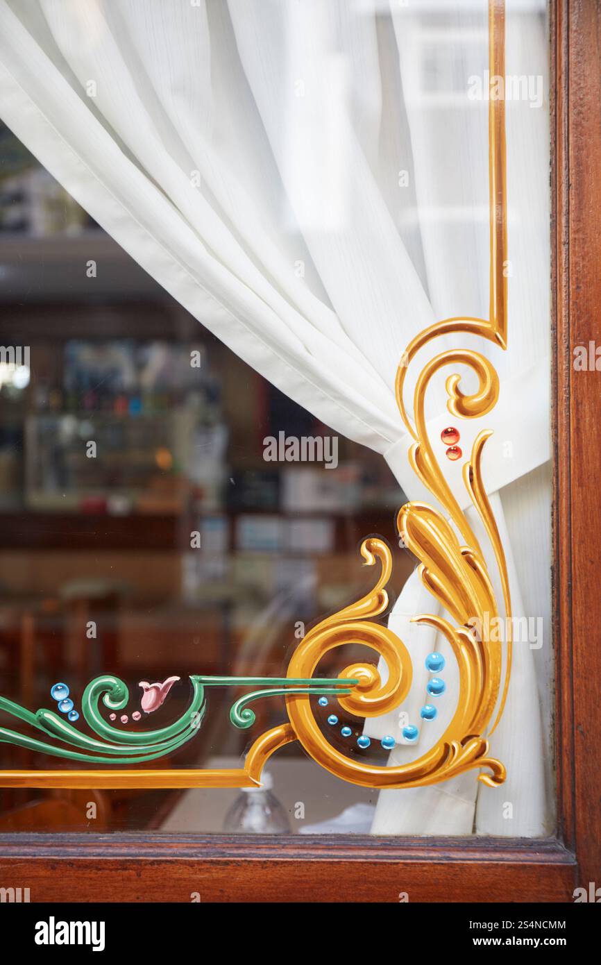Fileteado art détail à la fenêtre du remarquable Bar 'El Colonial', San Telmo, Buenos Aires, Argentine. Banque D'Images