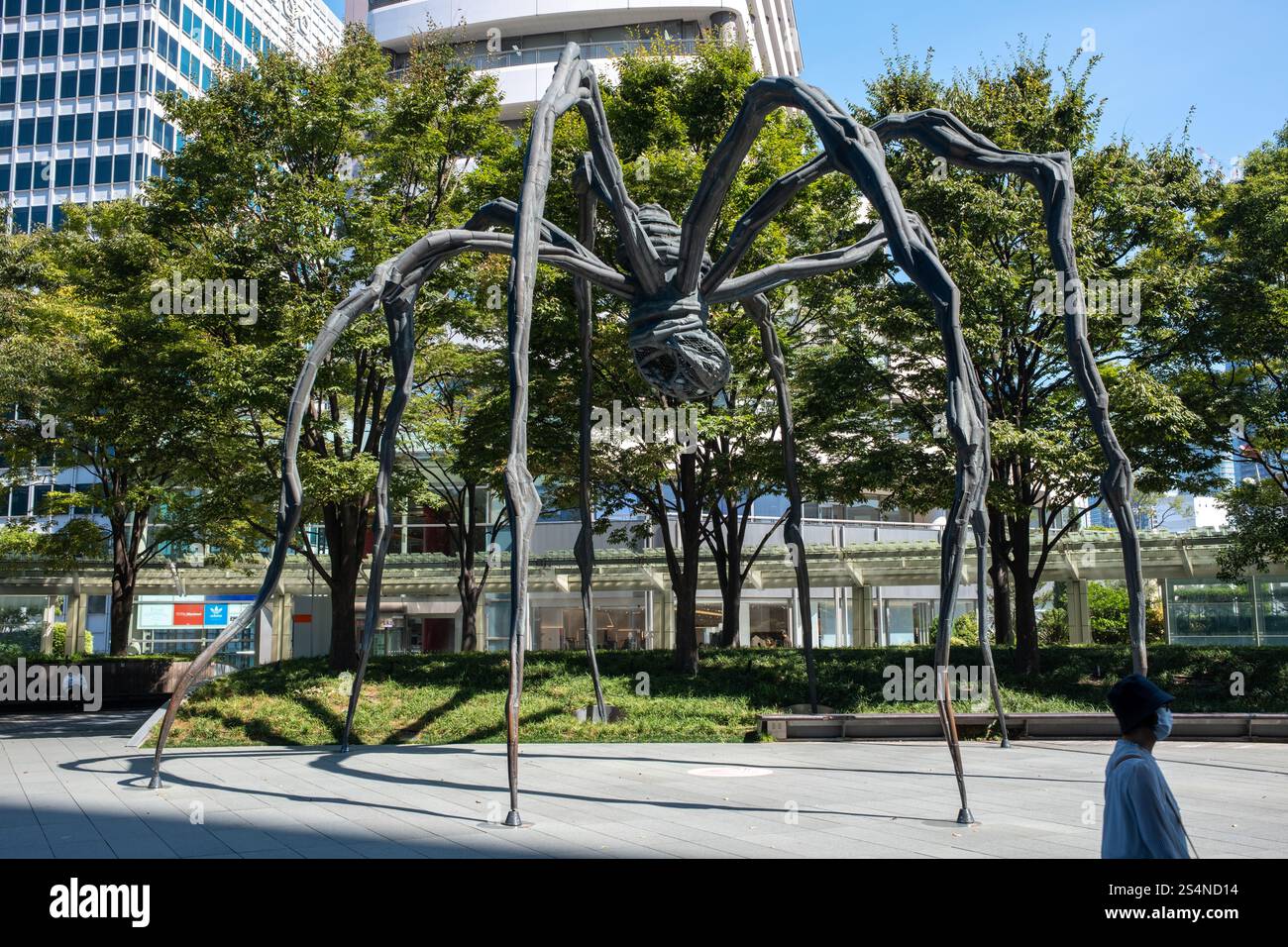 Sculpture d'araignée Louise Bourgeois Maman au pied de la tour Mori à Tokyo Midtown Garden Terrace Roppongi à Tokyo Japon Banque D'Images