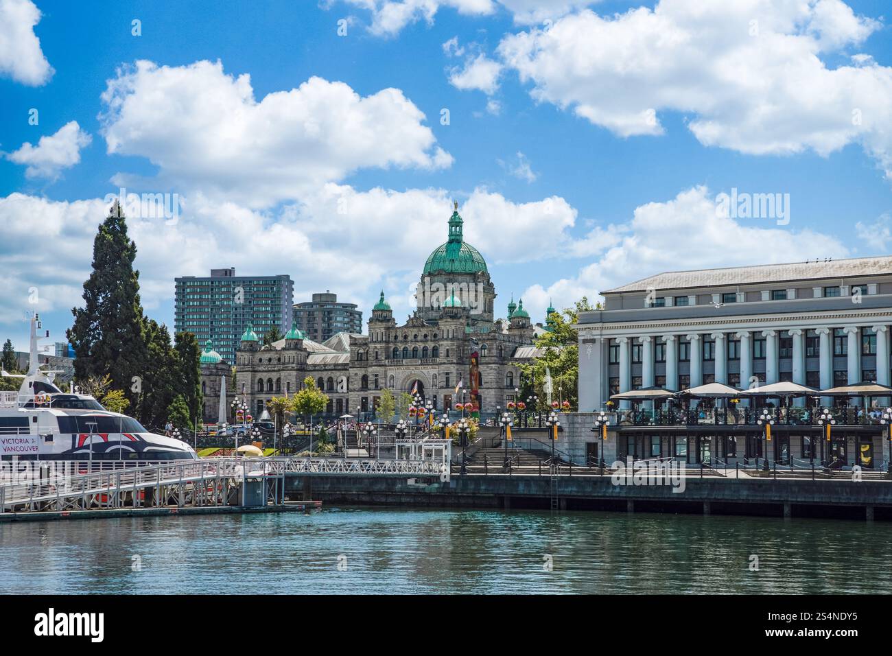 Île Victoria, Colombie-Britannique, Canada. Le port Victoria et les bâtiments du Parlement lors d'une journée ensoleillée d'été. Inner Harbor, destination touristique populaire Wit Banque D'Images