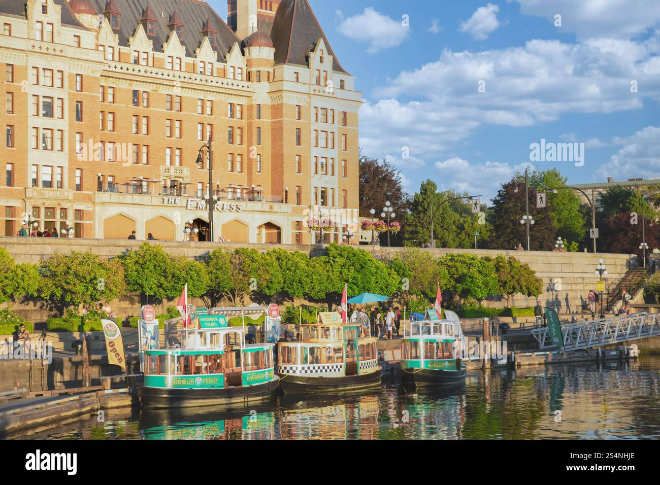 Île Victoria, Colombie-Britannique, Canada. Le port Victoria et les bâtiments du Parlement lors d'une journée ensoleillée d'été. Inner Harbor, destination touristique populaire Wit Banque D'Images