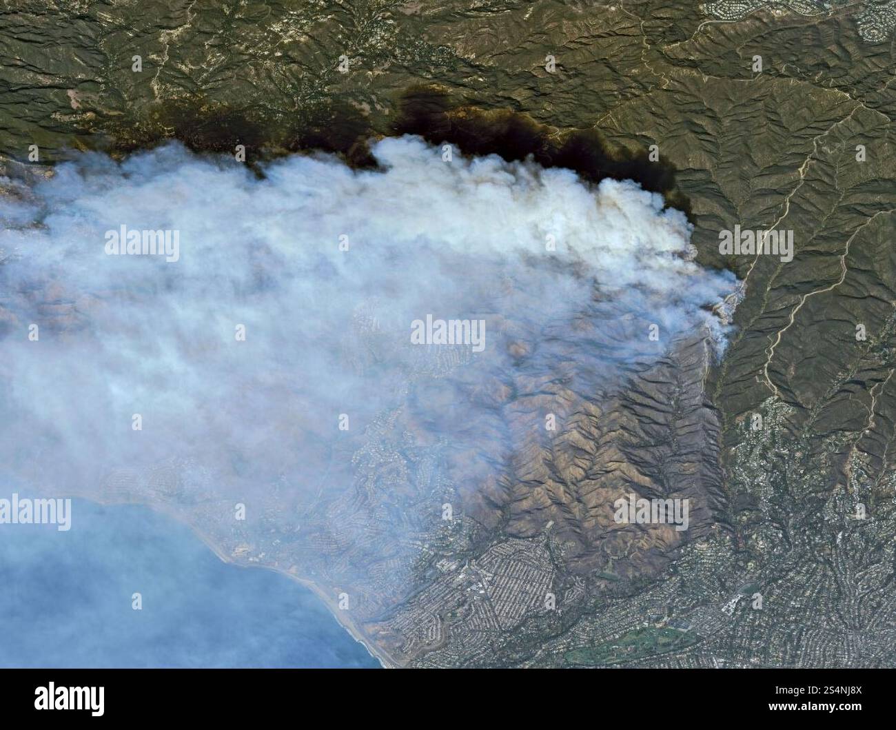 Non exclusif : les feux de forêt ont dévasté des parties de la ville de Los Angeles et les zones environnantes plus larges. Images satellites Airbus du 9 janvier Banque D'Images