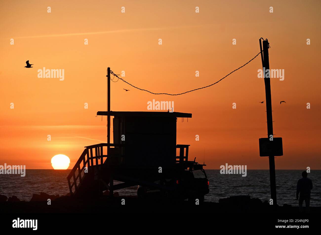 Coucher de soleil avec poste de sauveteur sur Venice Beach, Los Angeles, Californie, États-Unis Banque D'Images