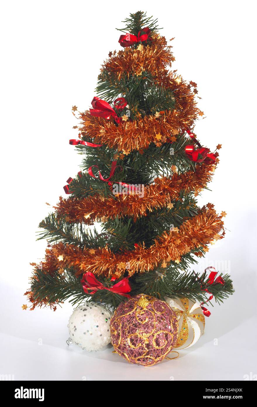 Petit arbre de Noël vert artificiel et Boules décoratives Banque D'Images