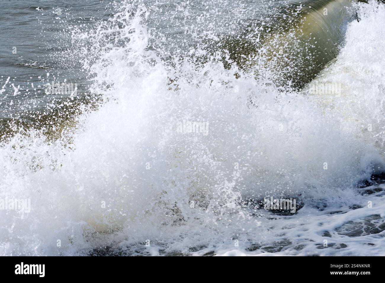 Grande vague de surf mer littoral sur pause Banque D'Images