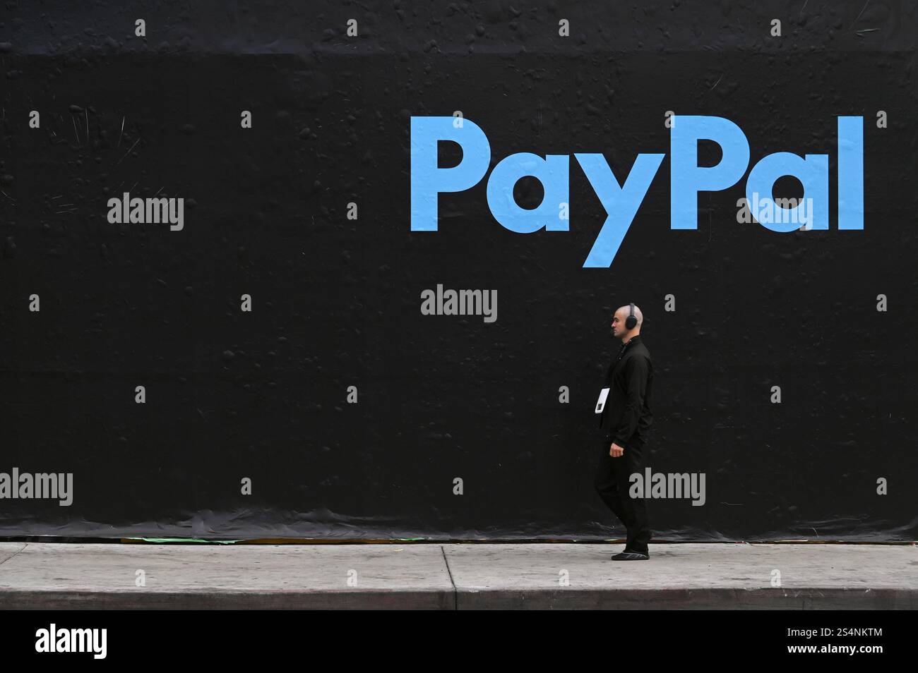 Passants devant un grand logo PayPal, Hollywood, Los Angeles, Californie, USA Banque D'Images