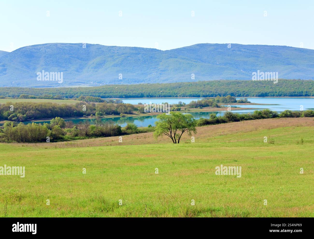 Beau printemps et le lac et de prairie en face (Crimée, Ukraine) Banque D'Images