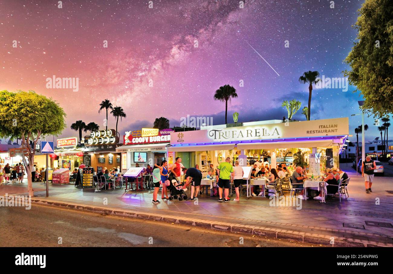 Lanzarote Puerto Del Carmen le long des boutiques et restaurants du front de mer pendant une nuit étoilée Banque D'Images