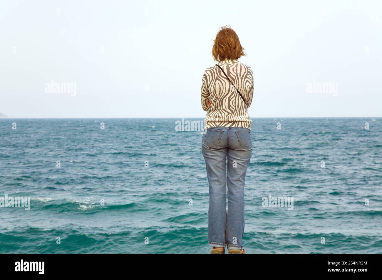 Femme voir sur la mer vague printemps bleu Banque D'Images
