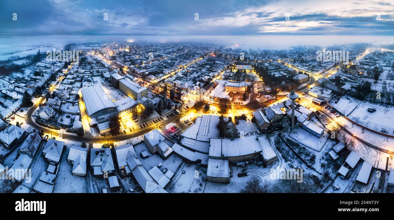 Nuit d'hiver en ville de drone, avec rue légère et maisons. Slovaquie - Cifer Banque D'Images