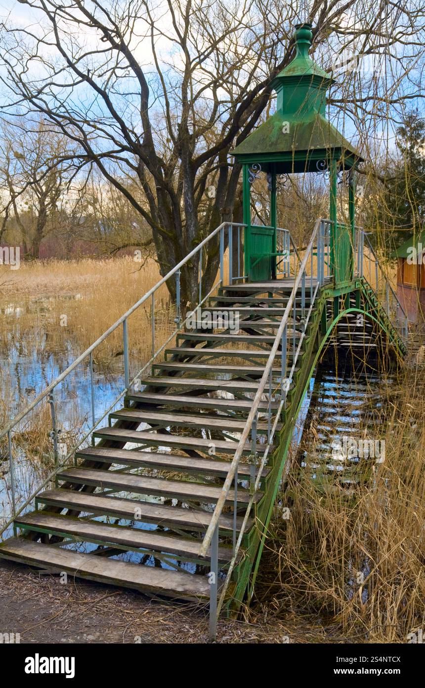 Printemps de terne, les étang et pont sur l'eau Banque D'Images