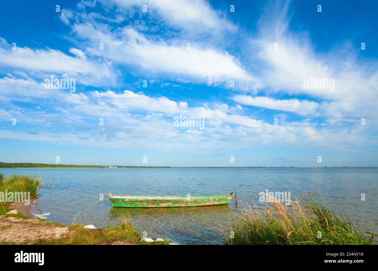 Vieux bateau de pêche en bois sur le lac d'été (Banque Svityaz, Ukraine) Banque D'Images