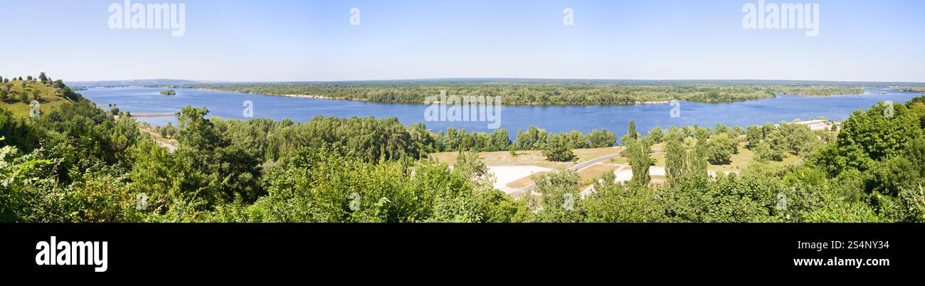 Panorama sur la rivière en été. Trois prises de vue assemblent l'image. Banque D'Images
