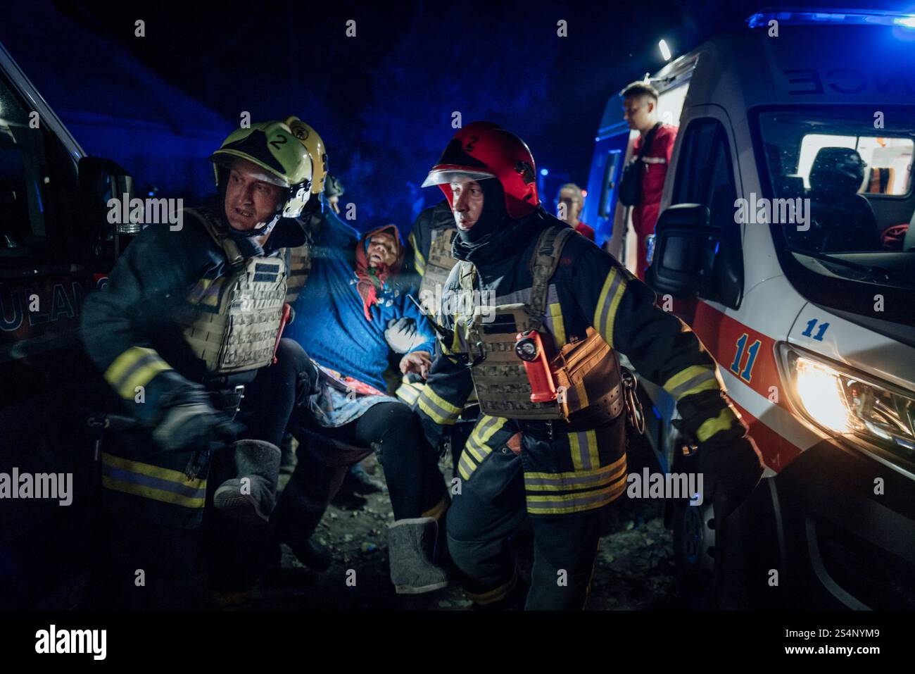 Adrien Vautier/le Pictorium - Guerre en Ukraine. 24 août 2024. Ukraine/Soumy - des pompiers ukrainiens évacuent une femme âgée après qu'un missile a frappé une zone résidentielle. Sumy, 24 août 2024. Crédit : LE PICTORIUM/Alamy Live News Banque D'Images