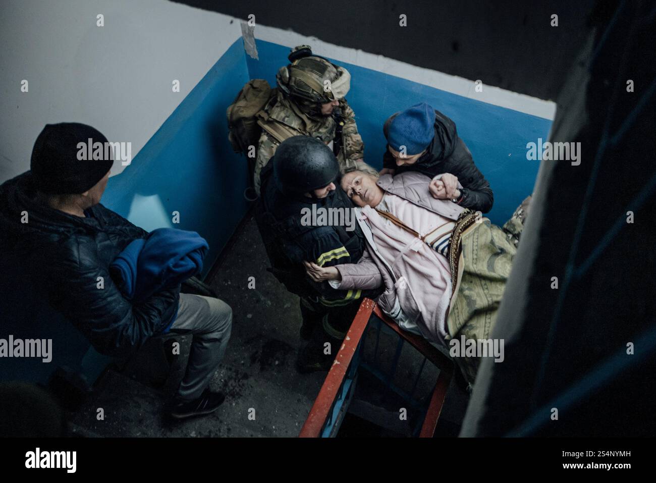 Adrien Vautier/le Pictorium - Guerre en Ukraine. 17 novembre 2024. Ukraine/Soumy - évacuation d'une ukrainienne blessée lors d'un attentat russe contre une zone résidentielle à Soumy, le 17 novembre 2024. Crédit : LE PICTORIUM/Alamy Live News Banque D'Images