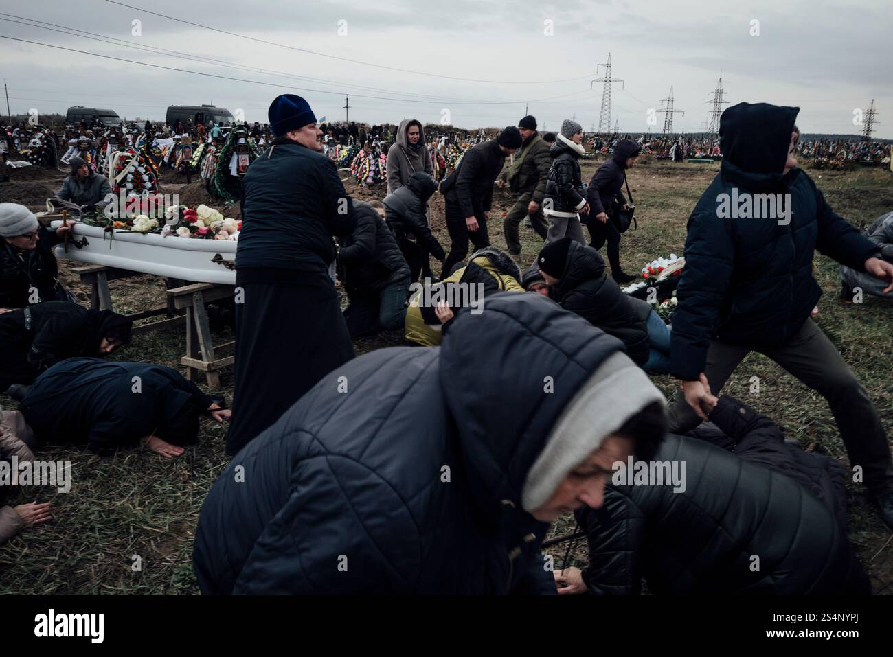 Adrien Vautier/le Pictorium - Guerre en Ukraine. 20 novembre 2024. Ukraine/Soumy - vent de panique alors qu'un missile russe à longue portée vole à basse altitude au-dessus de la cérémonie d'enterrement d'Anastasia, 14 ans, tuée quelques jours plus tôt lors d'un bombardement sur Soumy. Cimetière de Sumy, 20 novembre 2024. Crédit : LE PICTORIUM/Alamy Live News Banque D'Images