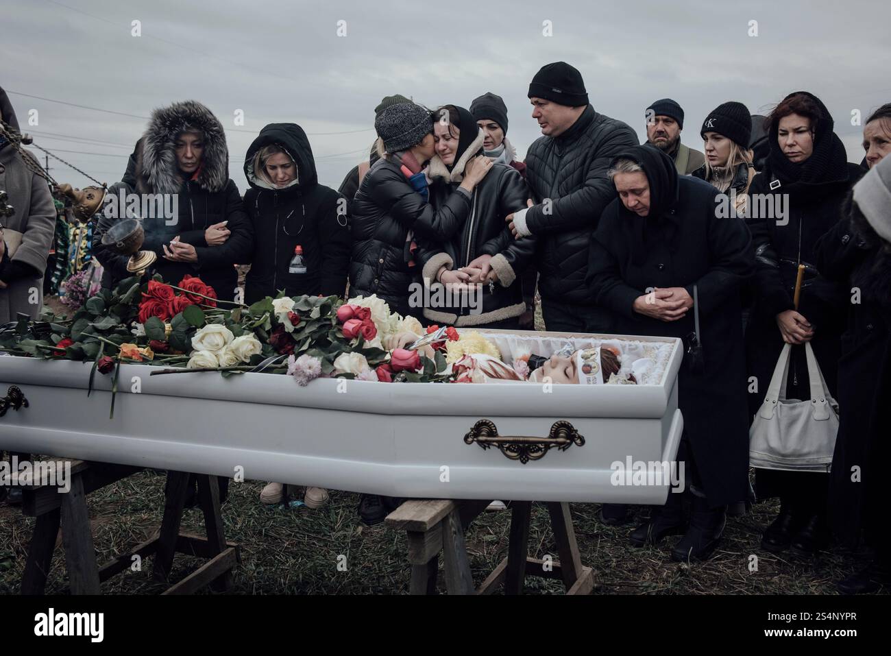 Adrien Vautier/le Pictorium - Guerre en Ukraine. 20 novembre 2024. Ukraine/Sumy - Tatiana, 39 ans, au centre de la photo, est réconfortée par une amie lors de la cérémonie d'enterrement de sa fille Anastasia. La fillette de 14 ans a été tuée par un missile russe le dimanche 17 novembre 2024. Sumy, 20 novembre 2024. Crédit : LE PICTORIUM/Alamy Live News Banque D'Images