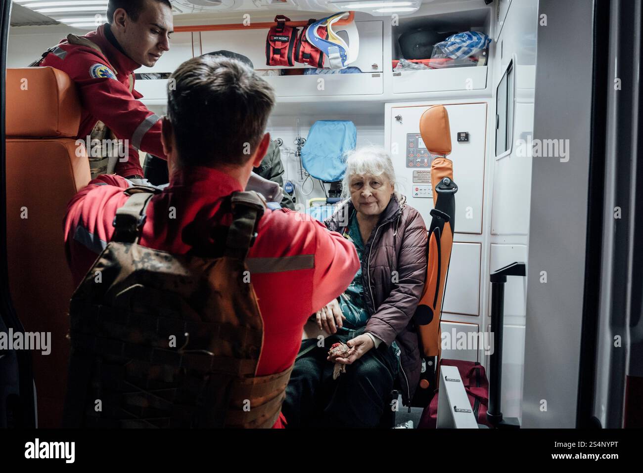 Adrien Vautier/le Pictorium - Guerre en Ukraine. 17 novembre 2024. Ukraine/Soumy - Une ukrainienne est soignée dans une ambulance après qu'un missile balistique russe a bombardé son quartier. Sumy, 17 novembre 2024. Crédit : LE PICTORIUM/Alamy Live News Banque D'Images