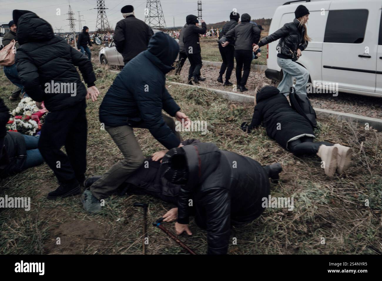 Adrien Vautier/le Pictorium - Guerre en Ukraine. 20 novembre 2024. Ukraine/Soumy - vent de panique alors qu'un missile russe à longue portée vole à basse altitude au-dessus de la cérémonie d'enterrement d'Anastasia, 14 ans, tuée quelques jours plus tôt lors d'un bombardement sur Soumy. Cimetière de Sumy, 20 novembre 2024. Crédit : LE PICTORIUM/Alamy Live News Banque D'Images