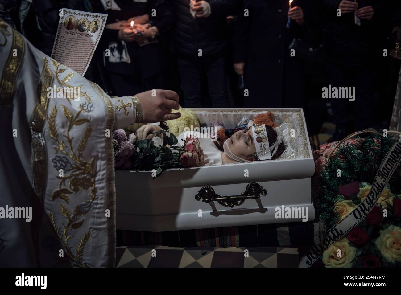 Adrien Vautier/le Pictorium - Guerre en Ukraine. 20 novembre 2024. Ukraine/Soumy - Anastasia, 14 ans, reçoit les derniers rites d'un prêtre orthodoxe. Sumy, 20 novembre 2024. Crédit : LE PICTORIUM/Alamy Live News Banque D'Images