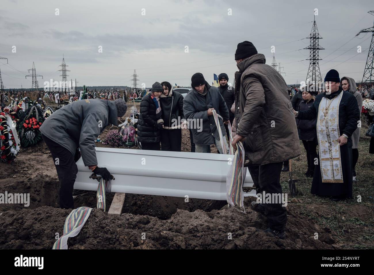 Adrien Vautier/le Pictorium - Guerre en Ukraine. 20 novembre 2024. Ukraine/Sumy - enterrement du cercueil d'Anastasia. Sumy, 20 novembre 2024. La fillette de 14 ans a été tuée par un missile russe le dimanche 17 novembre 2024. Sumy, 20 novembre 2024. Crédit : LE PICTORIUM/Alamy Live News Banque D'Images