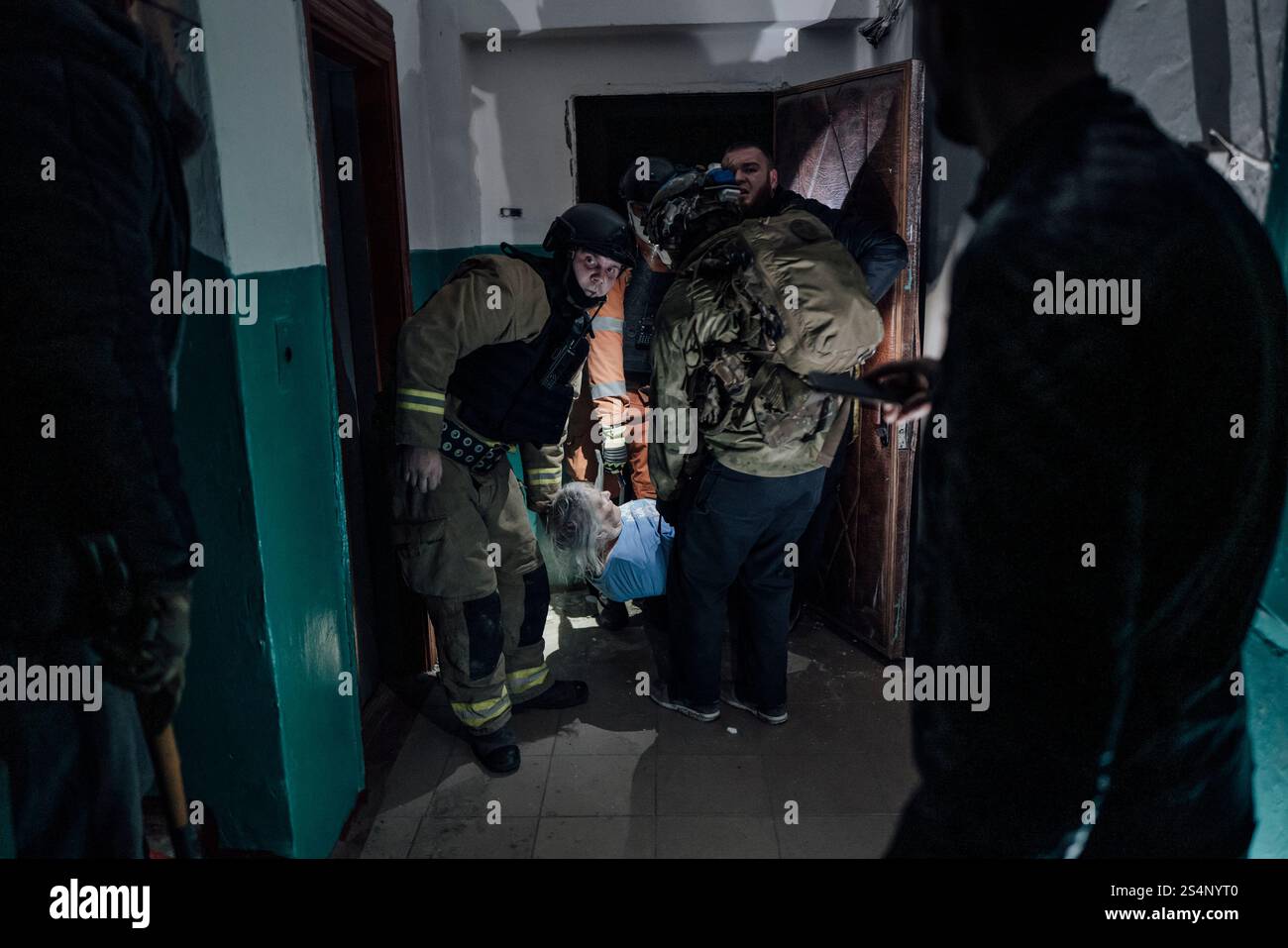 Adrien Vautier/le Pictorium - Guerre en Ukraine. 17 novembre 2024. Ukraine/Soumy - des sauveteurs ukrainiens évacuent une femme blessée à la jambe lors d'un bombardement russe. Sumy, 17 novembre 2024. Crédit : LE PICTORIUM/Alamy Live News Banque D'Images
