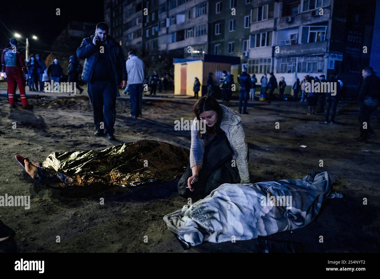 Adrien Vautier/le Pictorium - Guerre en Ukraine. 17 novembre 2024. Ukraine/Sumy - Tatania, 39 ans, se tient près du corps de sa fille Anastasia, 14 ans, qui vient d'être tuée par une frappe russe contre leur résidence. Sumy, 17 novembre 2024. Crédit : LE PICTORIUM/Alamy Live News Banque D'Images