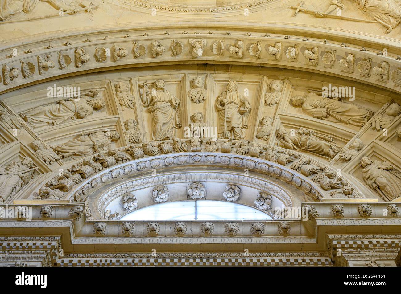 Gros plan d'une lucarne voûtée, avec le mur de pierre environnant orné de sculptures décoratives. Banque D'Images Gros plan d'une lucarne voûtée, avec le mur de pierre environnant orné de sculptures décoratives. Banque D'Images