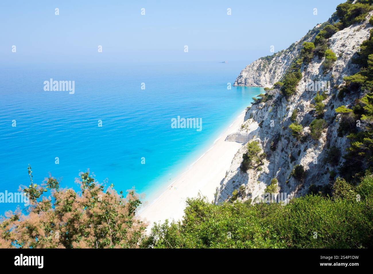 Très belle plage sur Egremni blanc Mer Ionienne (Lefkada, Grèce) Vue d'été de rock le plus proche Banque D'Images