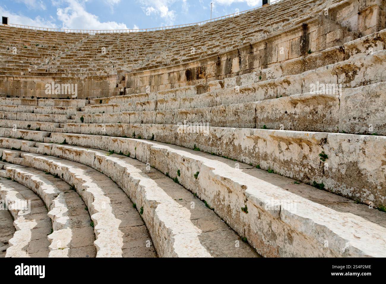 Sièges en pierre dans un grand théâtre du Sud , Jerash en Jordanie Banque D'Images