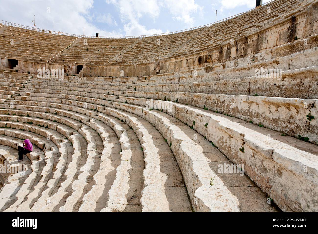 Sièges en pierre dans un grand théâtre du Sud , Jerash en Jordanie Banque D'Images