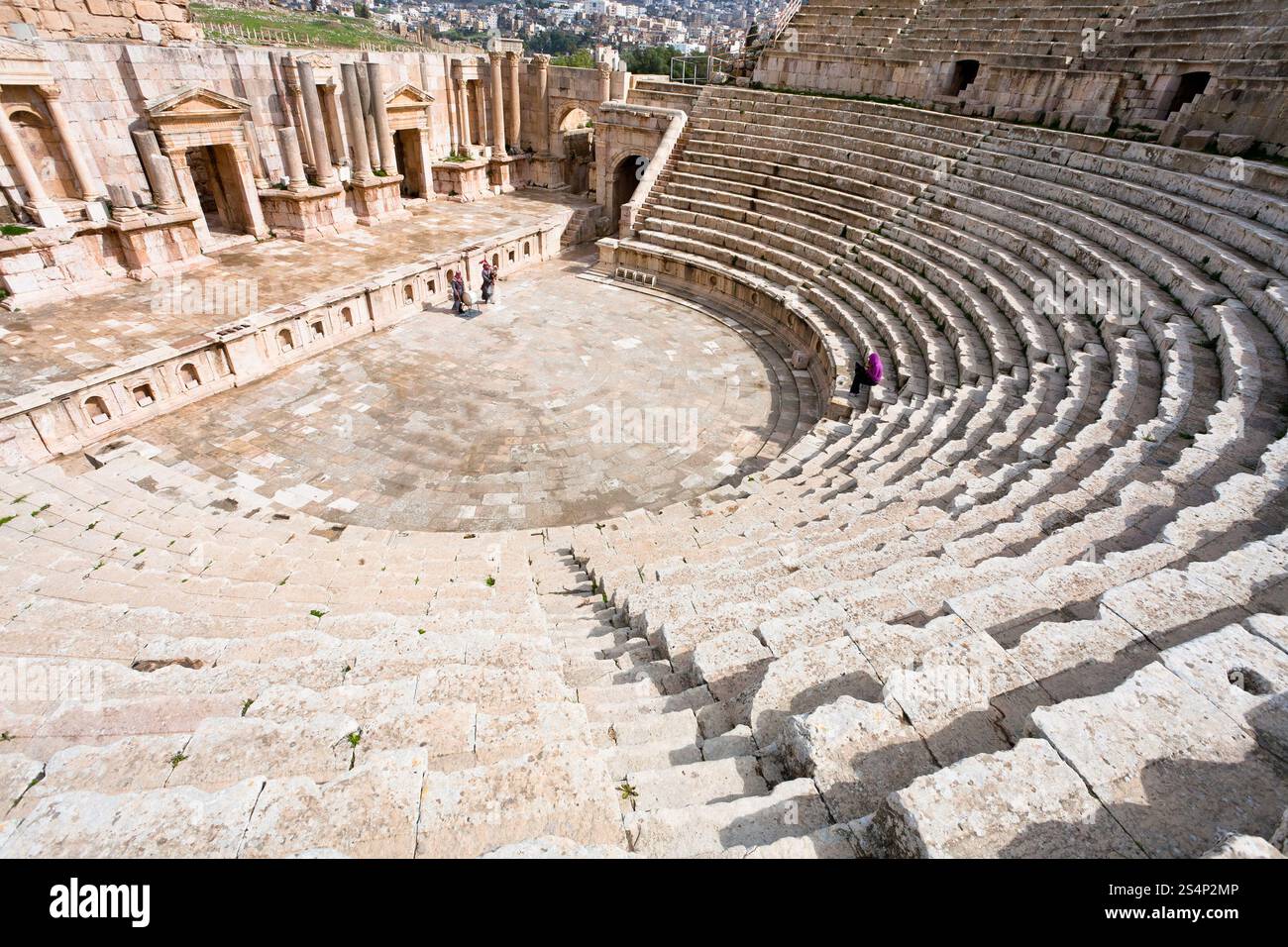 The large South Theatre - dans la ville antique Jerash, Jordanie Banque D'Images