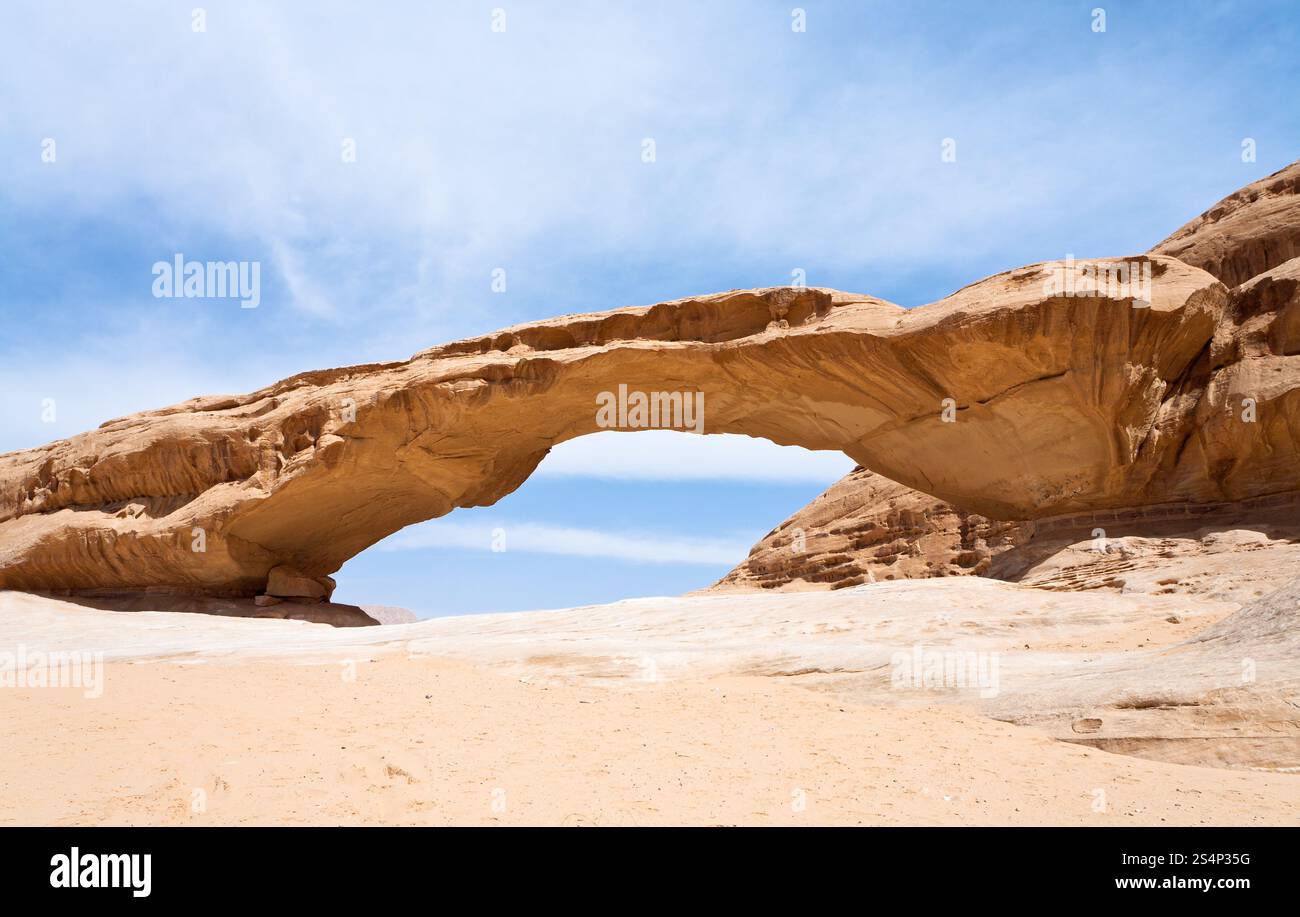 Sandstone Bridge Rock dans Wadi Rum dessert, Jordanie Banque D'Images
