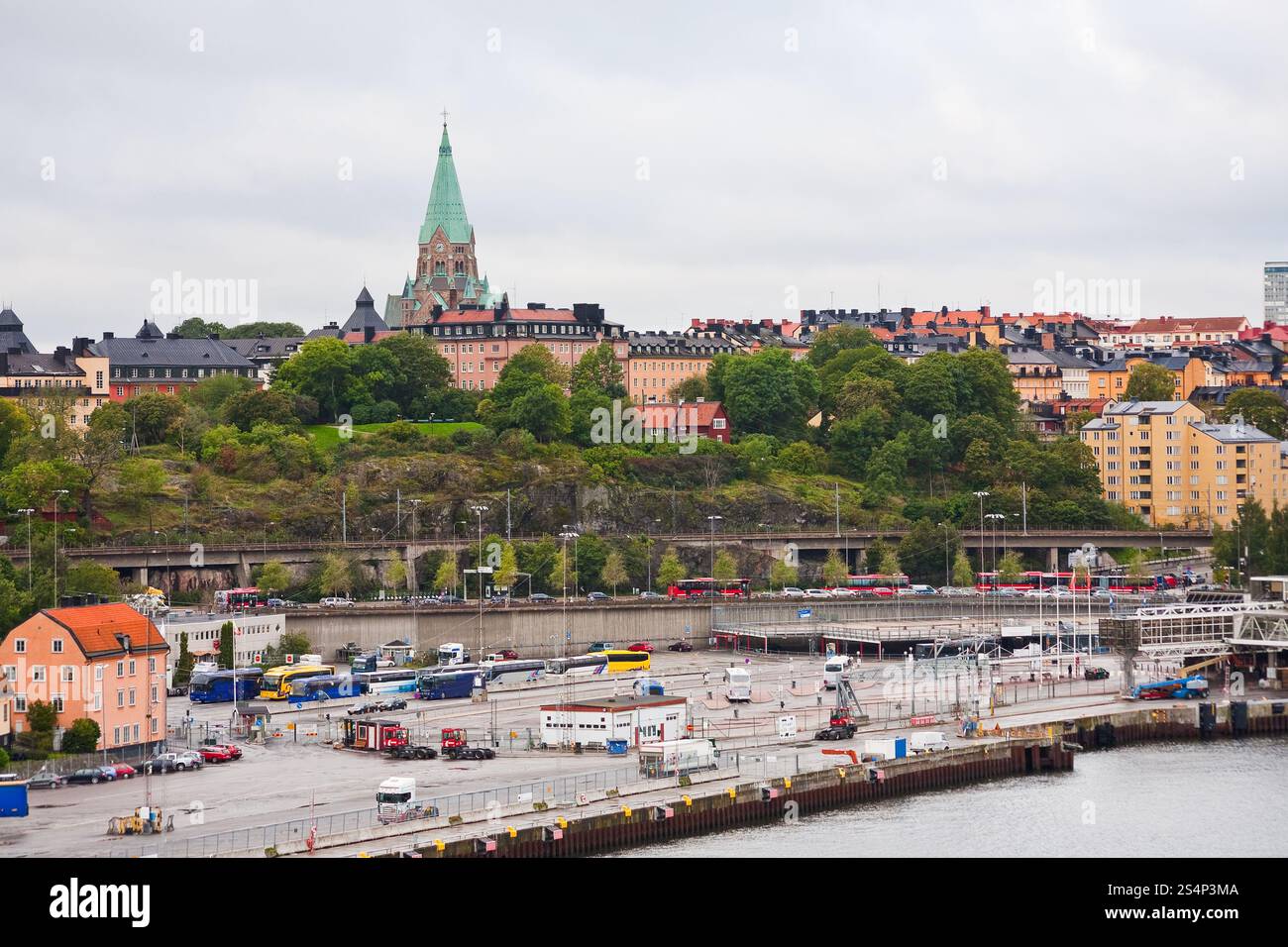 Vue sur la borne d'expédition et de la vieille église de Sofia à Stockholm, Suède Banque D'Images